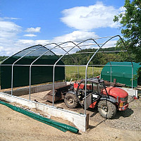 Mobilní přístřešek 8x8 m pro zvířata