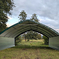 Mobilní přístřešek 8x8 m pro zvířata